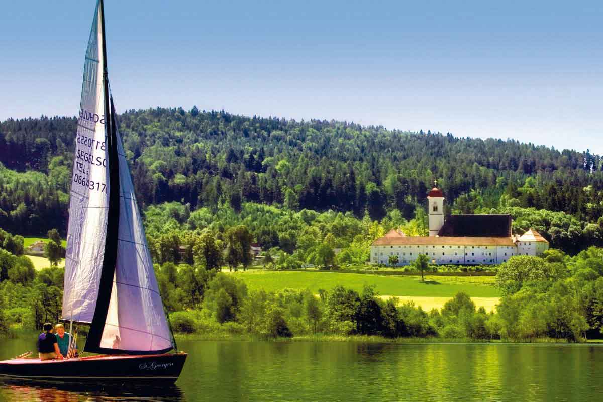 stift-mit-segelboot-strahlend-blauer-himmel