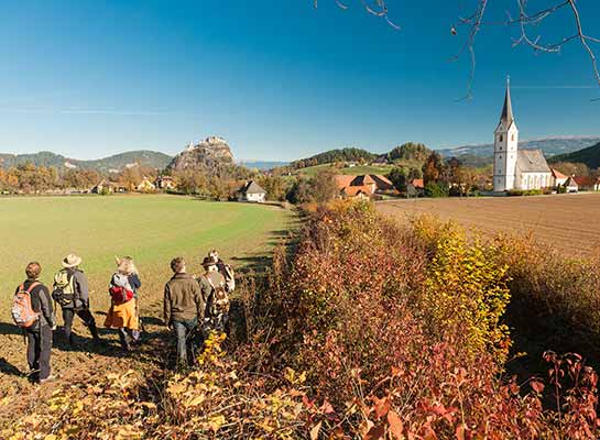 wandern-blick-auf-burg-hochosterwitz