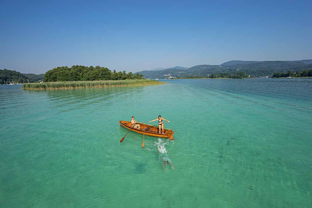 woerthersee_-_sprung_in_den_see_-_ruderboot